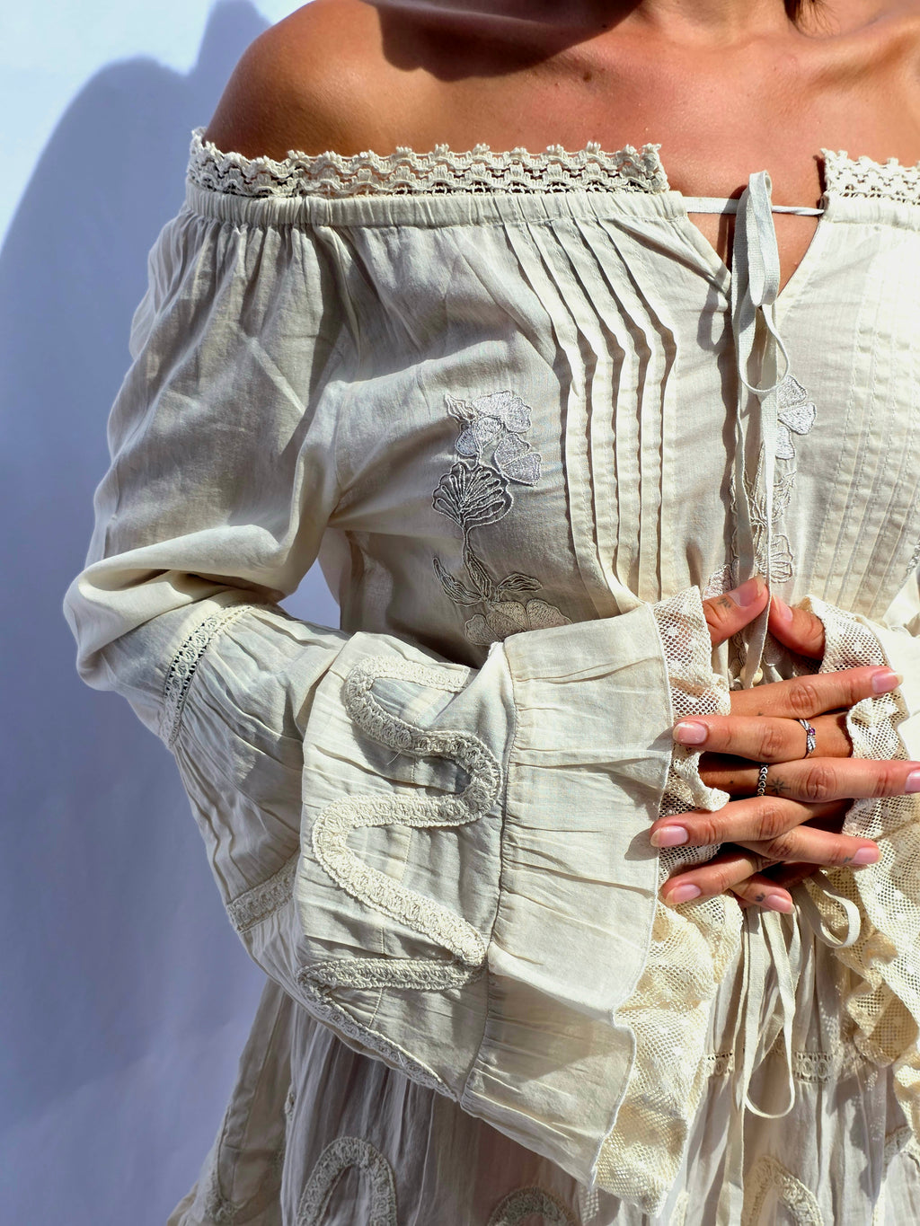 Mi Luz Dress – Cotton Premium · Diseño Adaptable · Detalle Dorado Sutil